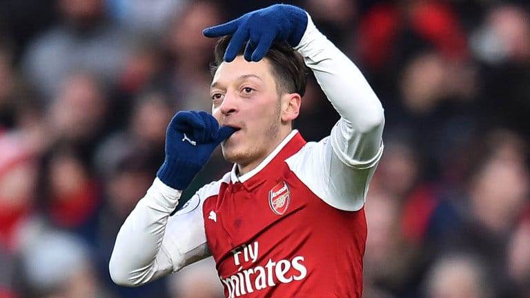 mesut-ozil-signs-arsenal-contract-extension